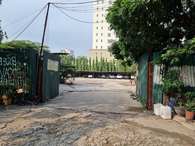 ha noi hang loat bai xe trai phep moc tren dat du an