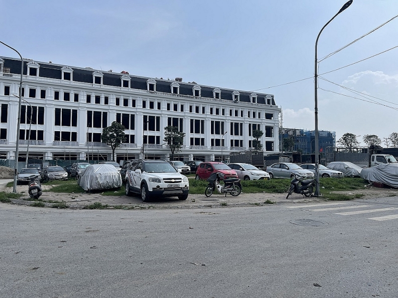 ha noi hang loat bai xe trai phep moc tren dat du an