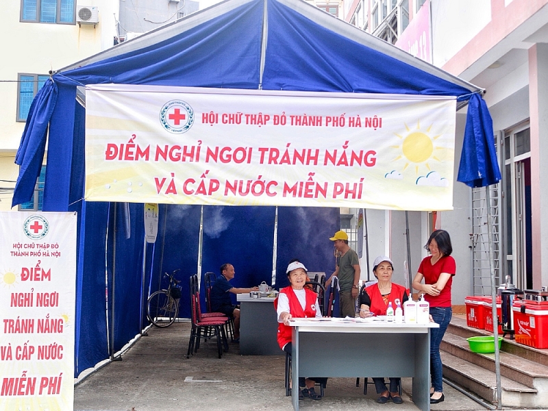 hoi chu thap do ha noi giup do nguoi dan xua tan nang nong