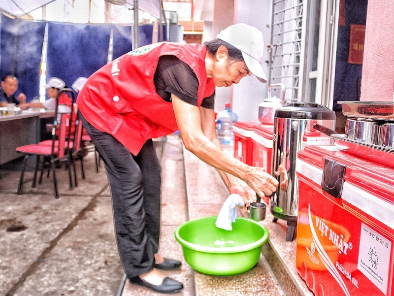 hoi chu thap do ha noi giup do nguoi dan xua tan nang nong