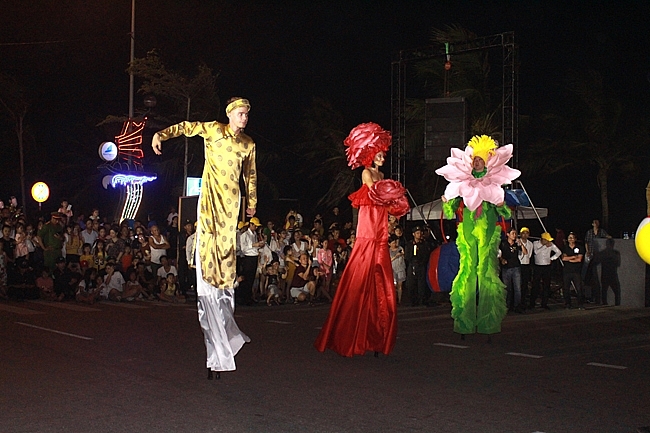 thanh hoa soi dong le hoi carnival sam son 2020