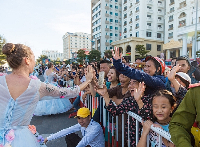 thanh hoa soi dong le hoi carnival sam son 2020