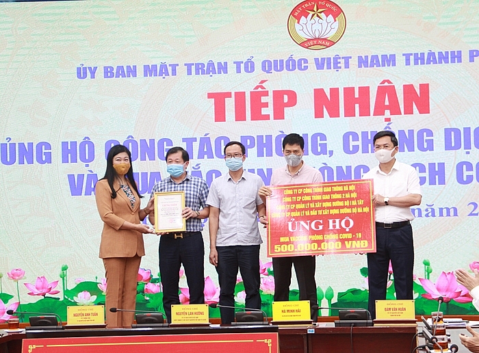 ha noi tiep nhan hon 20 ty dong ung ho mua vac xin va phong chong dich covid 19