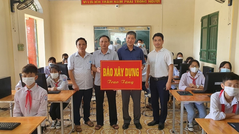 trao tang may vi tinh cho truong thcs thi tran ninh giang