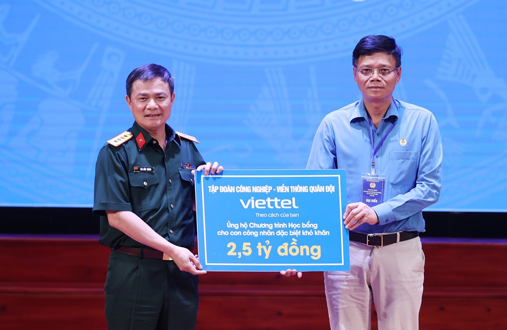 Viettel tặng 2,5 tỷ đồng học bổng cho con công nhân có hoàn cảnh đặc biệt khó khăn, mồ côi do dịch Covid-19