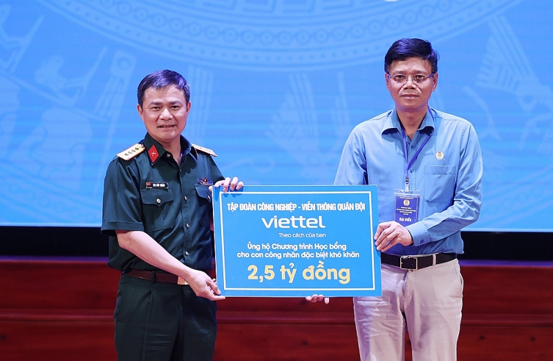 viettel tang 25 ty dong hoc bong cho con cong nhan co hoan canh dac biet kho khan mo coi do dich covid 19