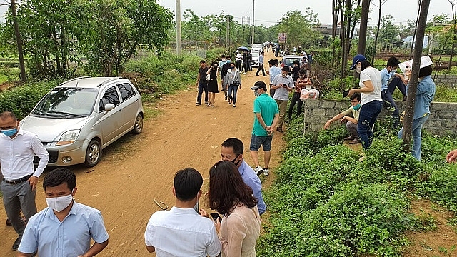 om mong giau nhanh nho buon dat vo chong ha noi 9 nam cong lung tra no