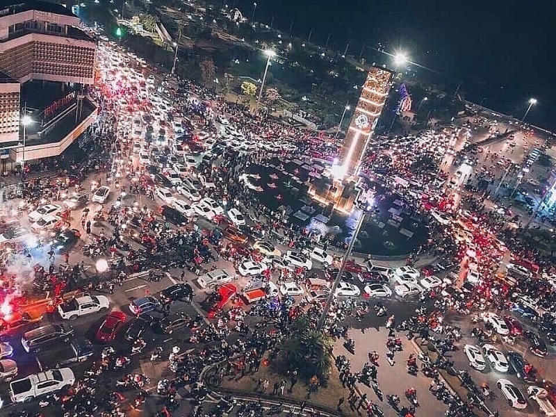 quang ninh cuoi tuan don luong khach ky luc