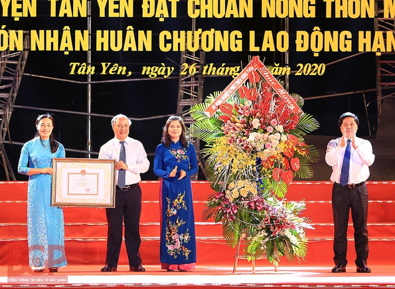 tan yen bac giang don nhan quyet dinh cong nhan dat chuan nong thon moi