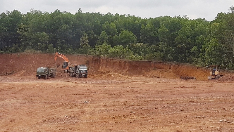 ba che quang ninh khu cong nghiep e nha xuong lai bung ra tren dat rung