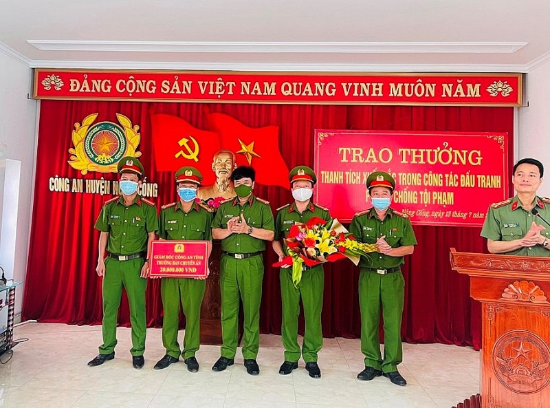 thanh hoa thuong 30 trieu dong cho cac tap the va ca nhan cong an huyen nong cong