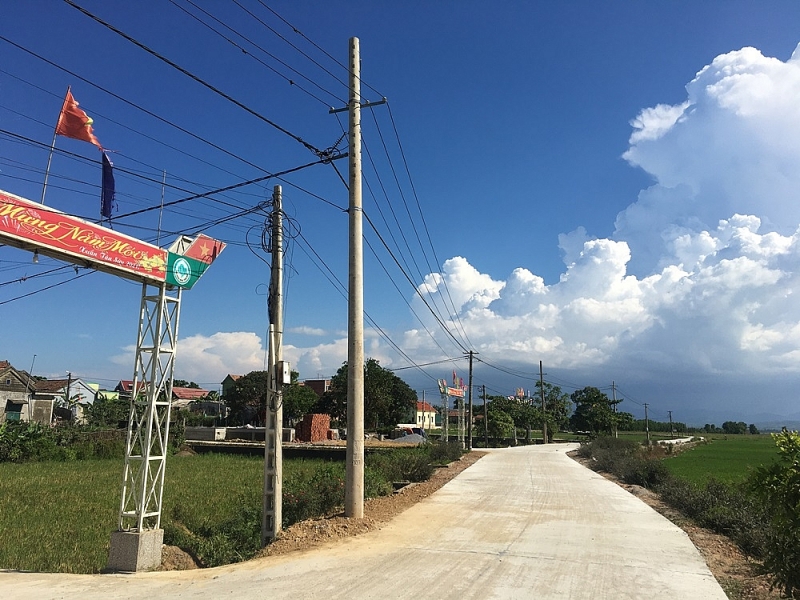 quang binh di doi cac cot dien moc giua duong