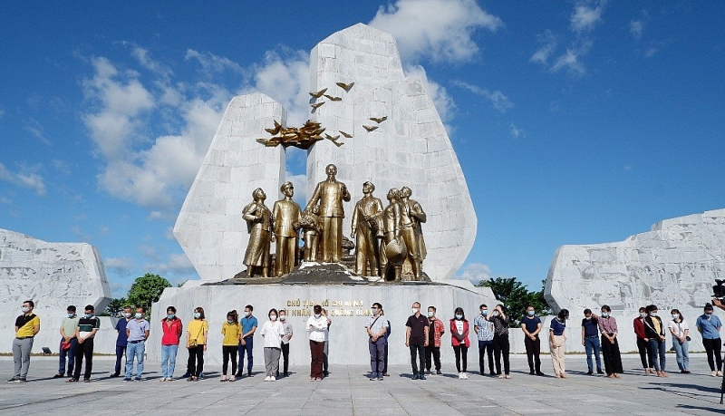 quang binh 30 bac sy nhan vien y te vao thanh pho ho chi minh ho tro phong chong dich