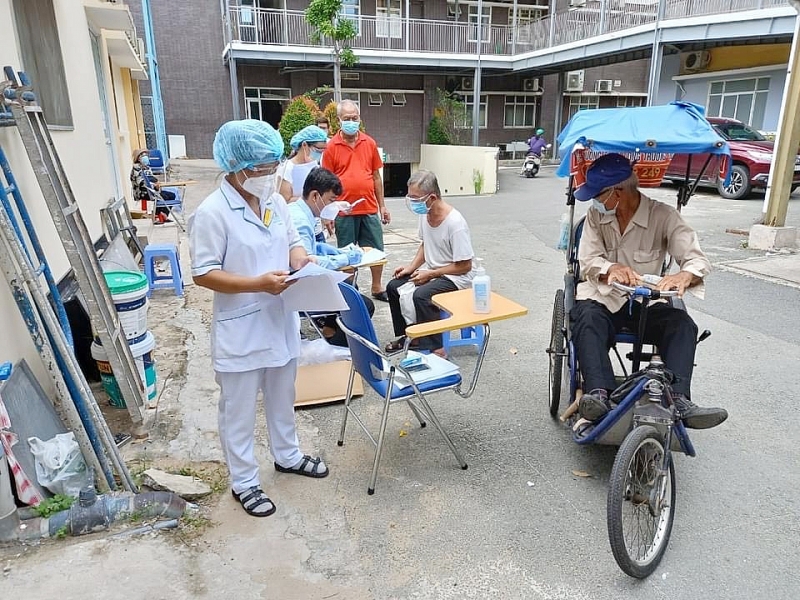 thanh pho ho chi minh trien khai tiem chung cho nguoi cao tuoi va nguoi co nhieu benh nen