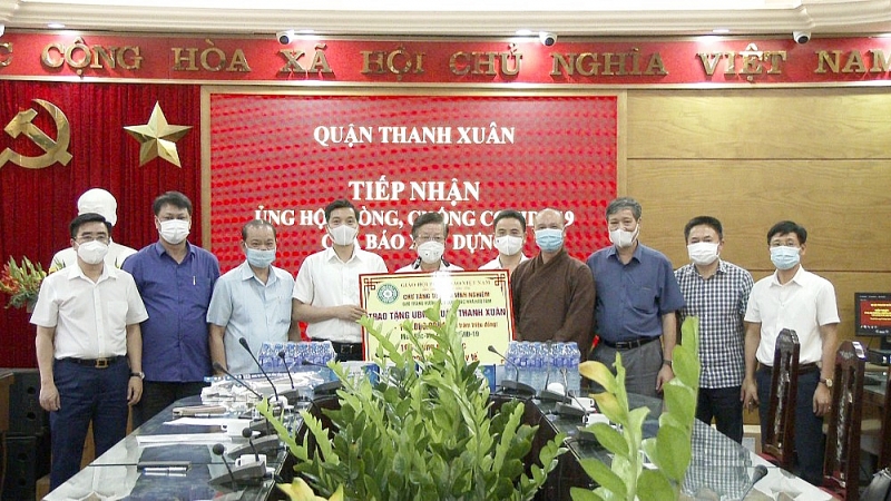 doan cong tac bao xay dung ung ho quan thanh xuan 100 trieu dong chong dich covid 19