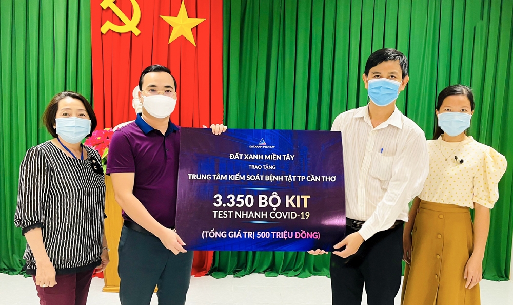 Đất Xanh Miền Tây trao tặng Trung tâm Kiểm soát bệnh tật Cần Thơ 3.350 bộ kit - Test nhanh Covid-19, tổng giá trị 500 triệu đồng