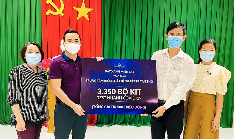 dat xanh mien tay trao tang trung tam kiem soat benh tat can tho 3350 bo kit test nhanh covid 19 tong gia tri 500 trieu dong