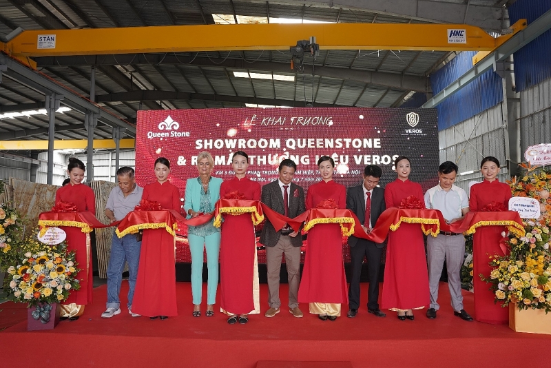 queen stone group khai truong showroom da tu nhien dau tien tai ha noi