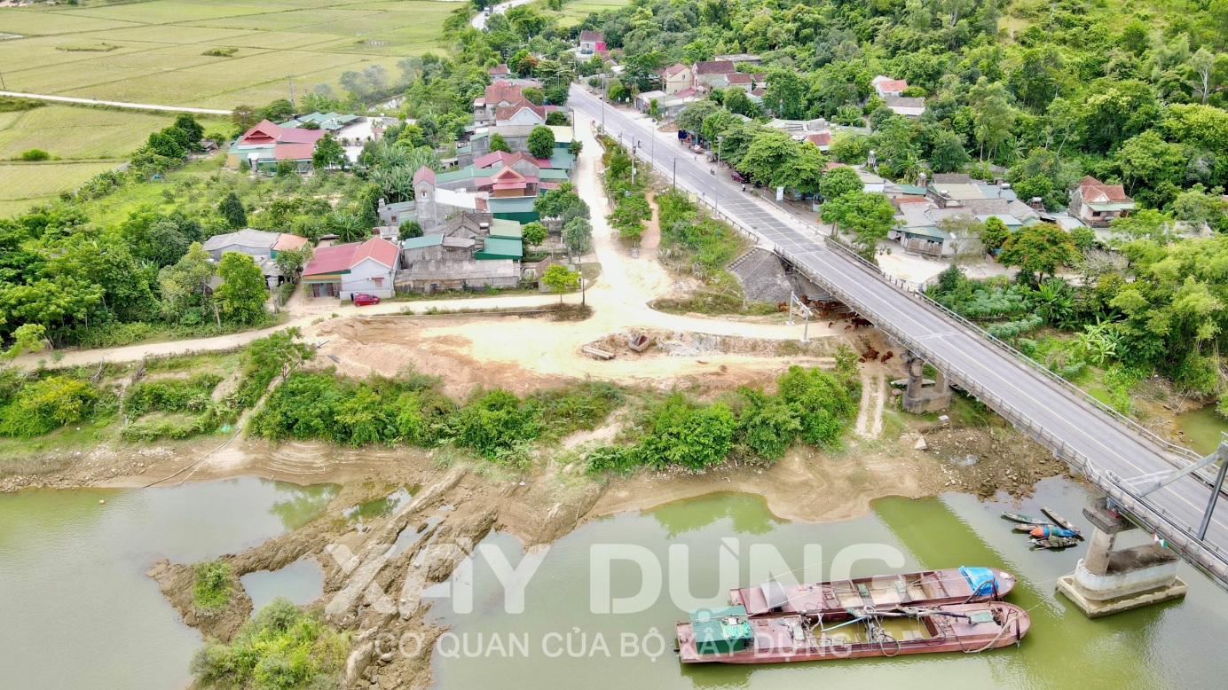 Hà Tĩnh: Dân “khổ sở” sống chung với bụi bẩn từ các bãi tập kết cát