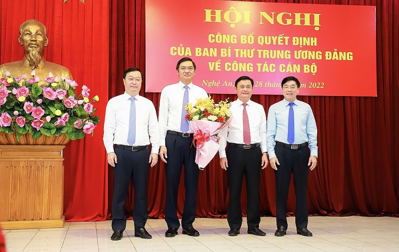 nghe an cong bo quyet dinh chuan y ong hoang nghia hieu giu chuc pho bi thu tinh uy nhiem ky 2020 2025