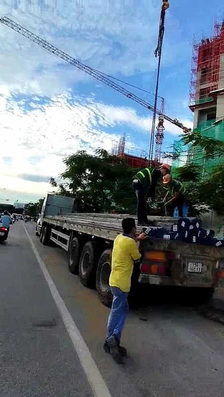 hai phong tu than lo lung tren dau nguoi dan trong gio cao diem