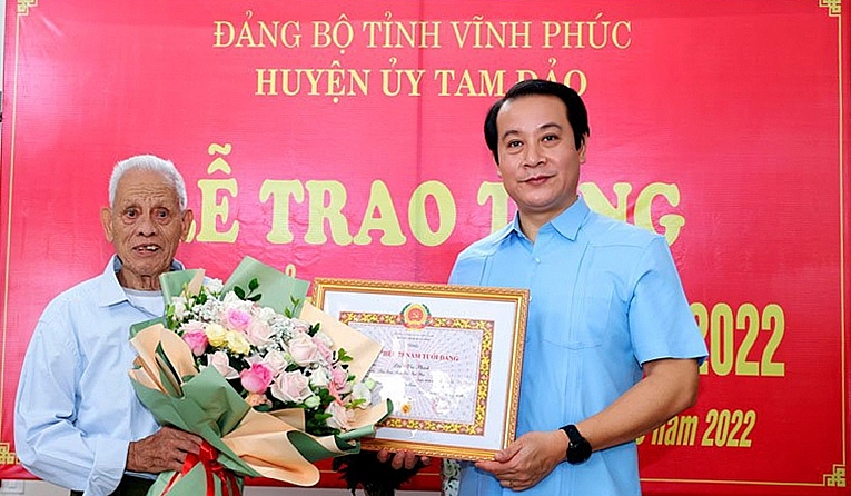 vinh phuc pho bi thu thuong truc tinh uy trao huy hieu 75 nam tuoi dang cho cac dang vien lao thanh