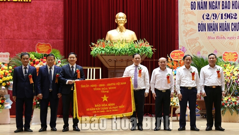 bao hoa binh don nhan huan chuong lao dong hang ba