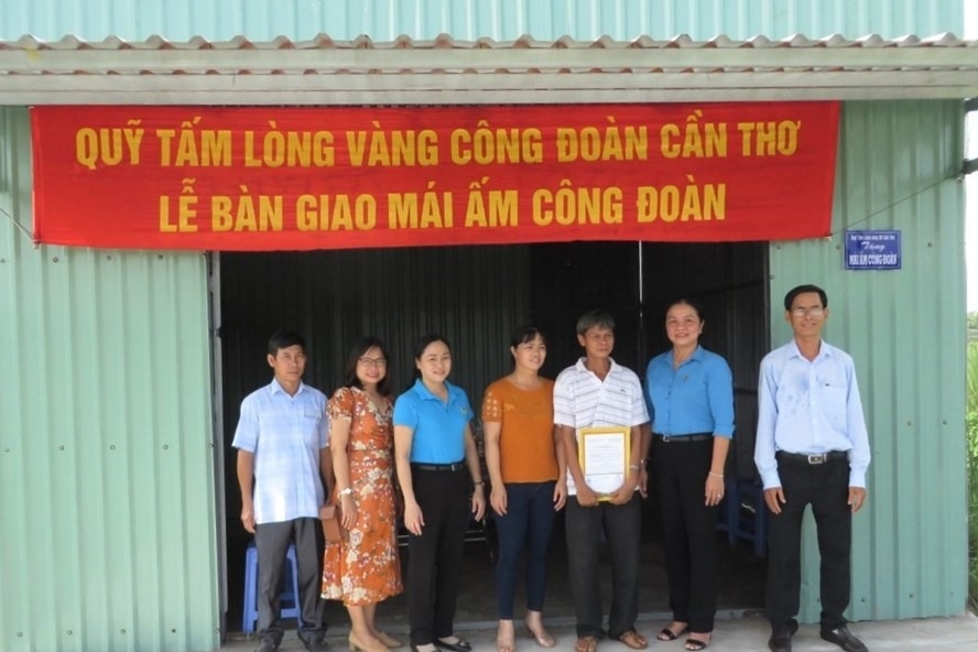 Cần Thơ: Xây dựng bàn giao 21 căn nhà “Mái ấm Công đoàn”