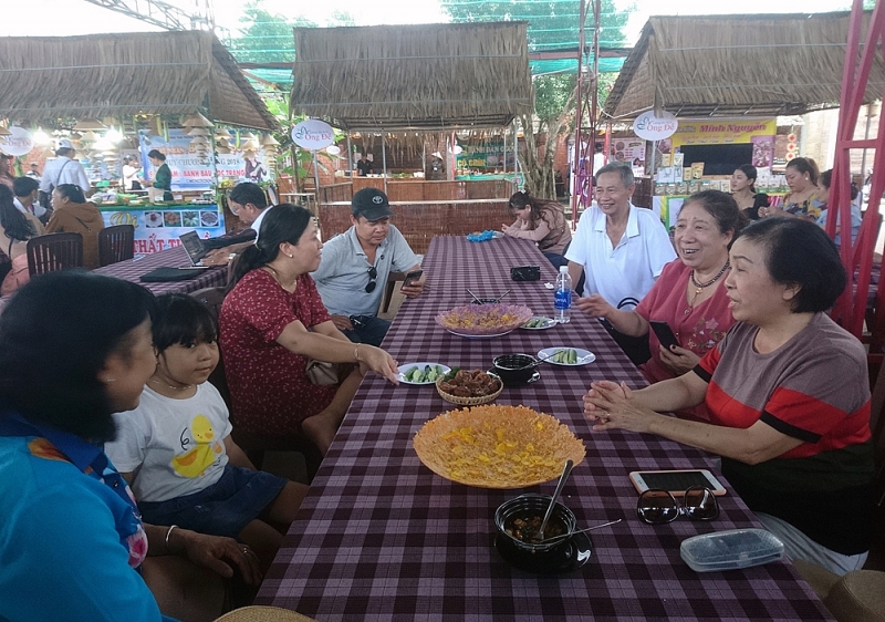 lang du lich sinh thai ong de khai mac ngay hoi banh dan gian nam bo