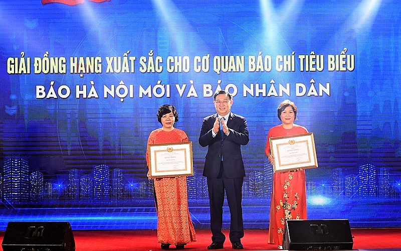 ha noi trao thuong hai giai bao chi ve xay dung dang va phat trien van hoa nam 2020