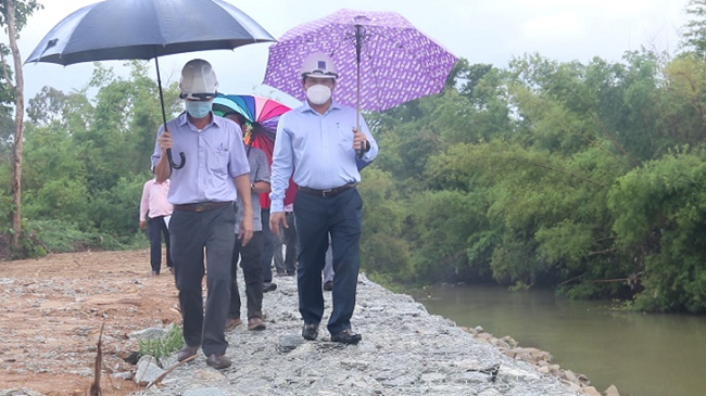 quang ngai nguoi dan mot so huyen khong duoc ra khoi nha khi bao so 5 do bo