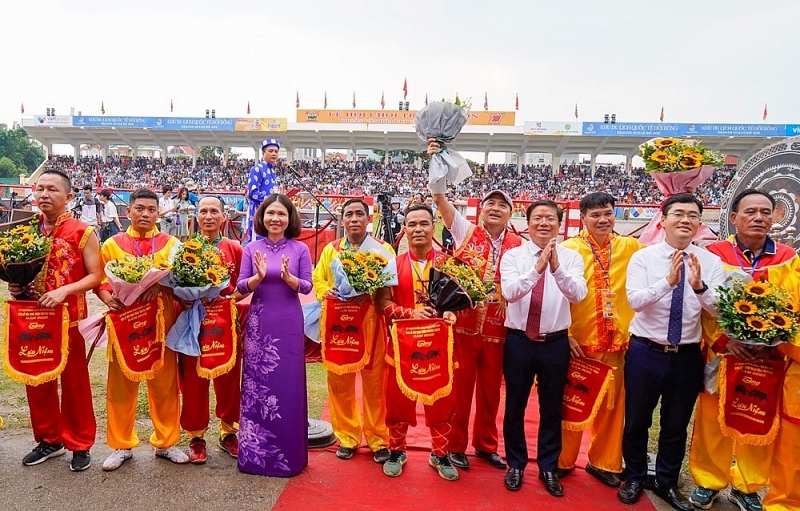 hai phong le hoi choi trau do son 2022 thu hut hang nghin nguoi dan va du khach tham du