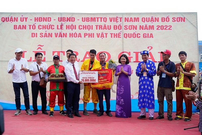 hai phong le hoi choi trau do son 2022 thu hut hang nghin nguoi dan va du khach tham du