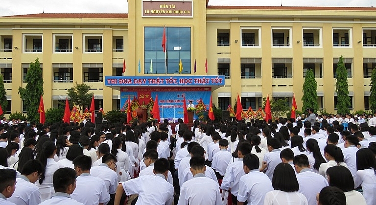 quang binh gan 24 van hoc sinh den truong khai giang nam hoc moi