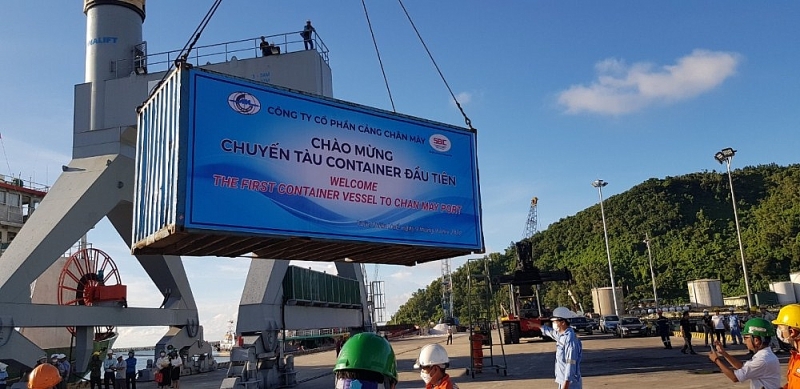 thua thien hue cang chan may lan dau tien don chuyen tau container quoc te