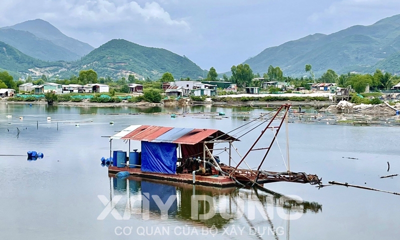 Đội lốt thi công nạo vét dòng sông ở thành phố Nha Trang để hút cát?