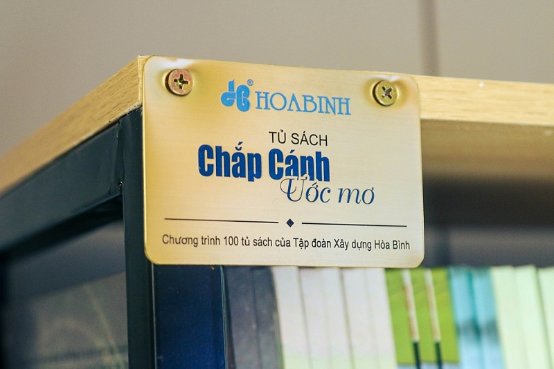 tap doan xay dung hoa binh trao tang 100 tu sach trong chuong trinh chap canh uoc mo