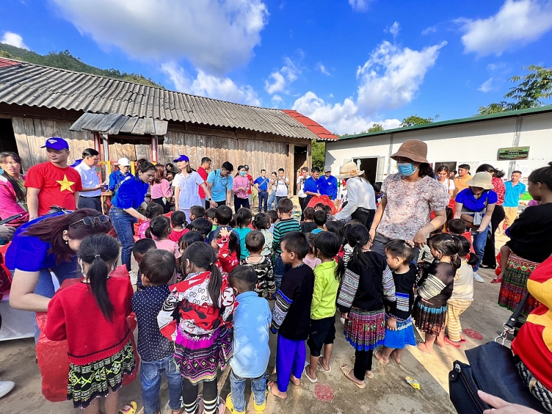 doan thanh nien vien vat lieu xay dung voi nhieu hoat dong thien nguyen tai yen bai