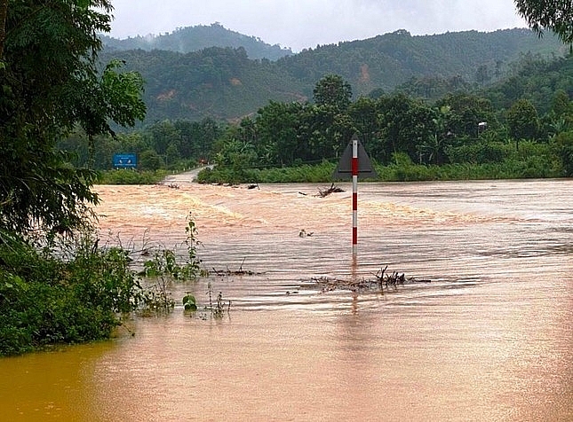 ha tinh nhieu tuyen duong bi sat lo ngap sau do mua lon