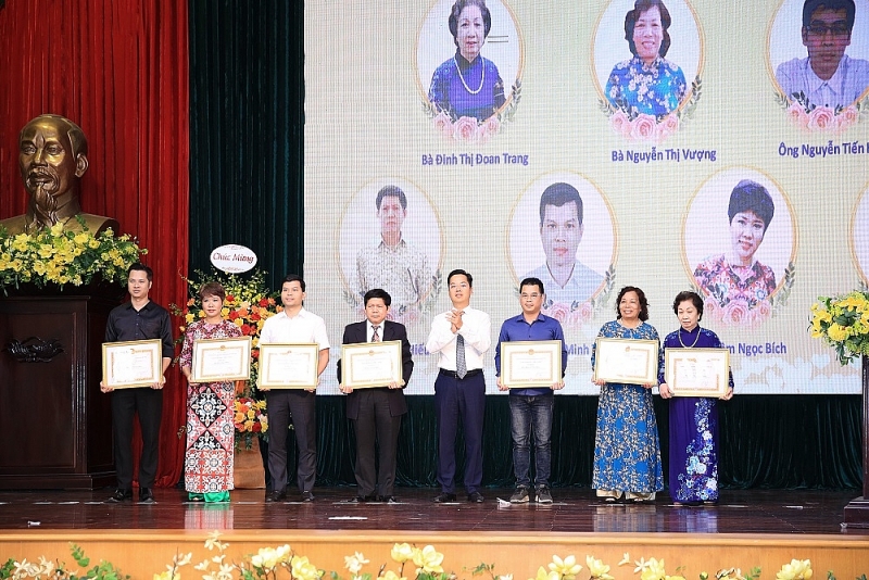 hoan kiem ha noi ton vinh va trao tang danh hieu nguoi tot viec tot cho 430 ca nhan tieu bieu