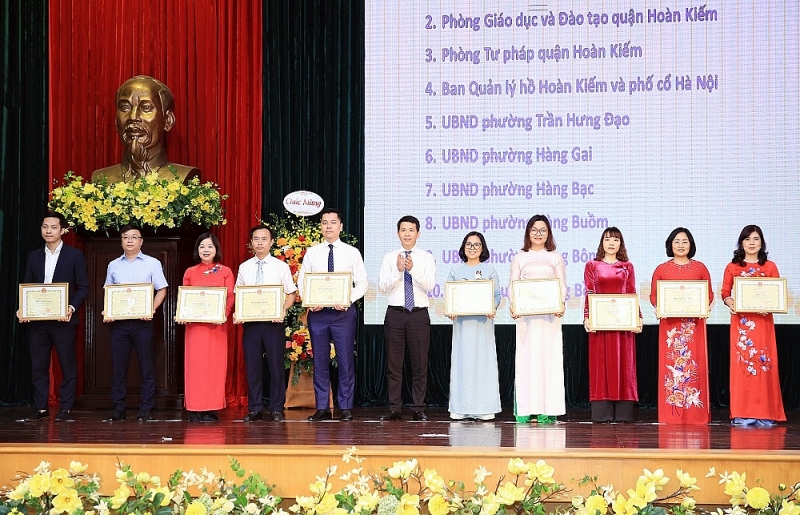 hoan kiem ha noi ton vinh va trao tang danh hieu nguoi tot viec tot cho 430 ca nhan tieu bieu