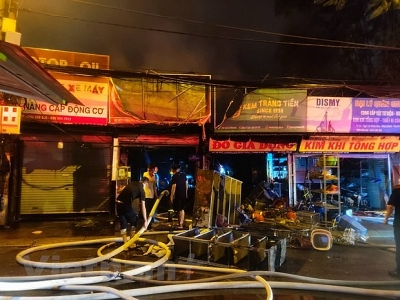 Hà Nội: Cháy ba nhà liền kề, cột khói bốc cao hàng chục mét