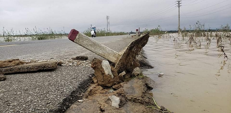 thua thien hue quoc lo 49b bi bong troc nat sau lu