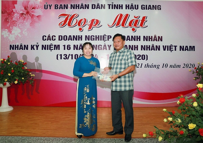 hiep hoi doanh nghiep tinh hau giang ung ho 346 trieu dong cuu tro dong bao mien trung bi lu lut