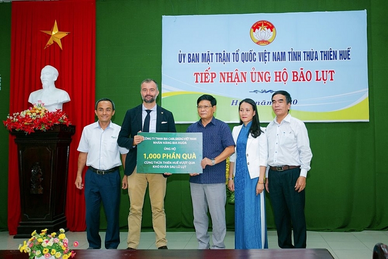 trao 4000 phan qua cho nguoi dan mien trung bi thiet hai do lu