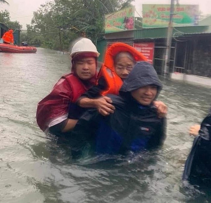 thanh pho vinh huy dong luc luong giai cuu gan 200 nguoi mac ket trong nha bi ngap sau