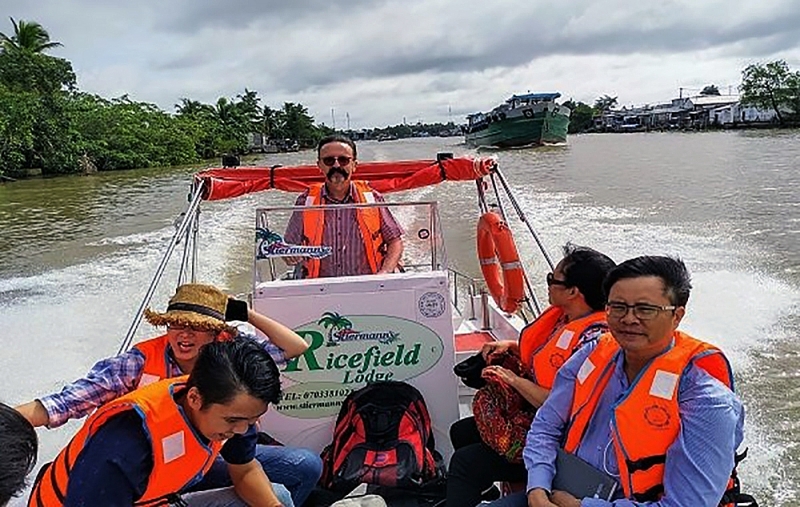 xuoi nguoc kenh xang xa no kham pha doi song cu dan xu ngan va nghe ke chuyen huyen thoai con duong lua gao miet hau giang