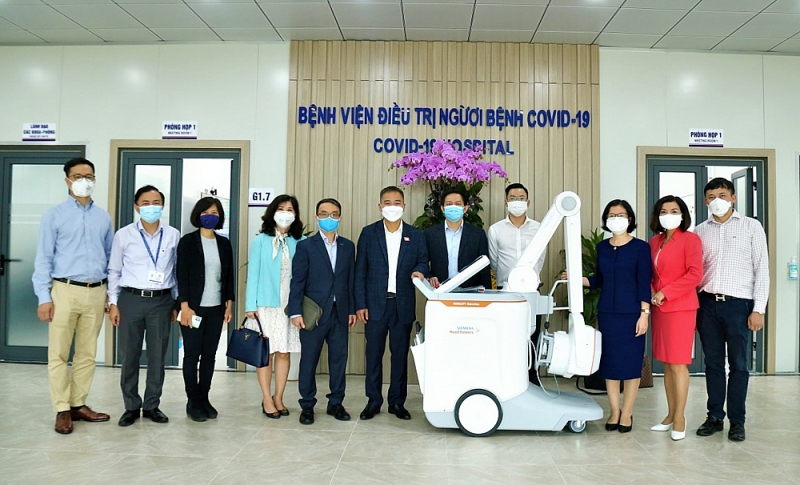 siemens caring hands trao tang thiet bi y te cho benh vien o viet nam nham ho tro chong dich covid 19