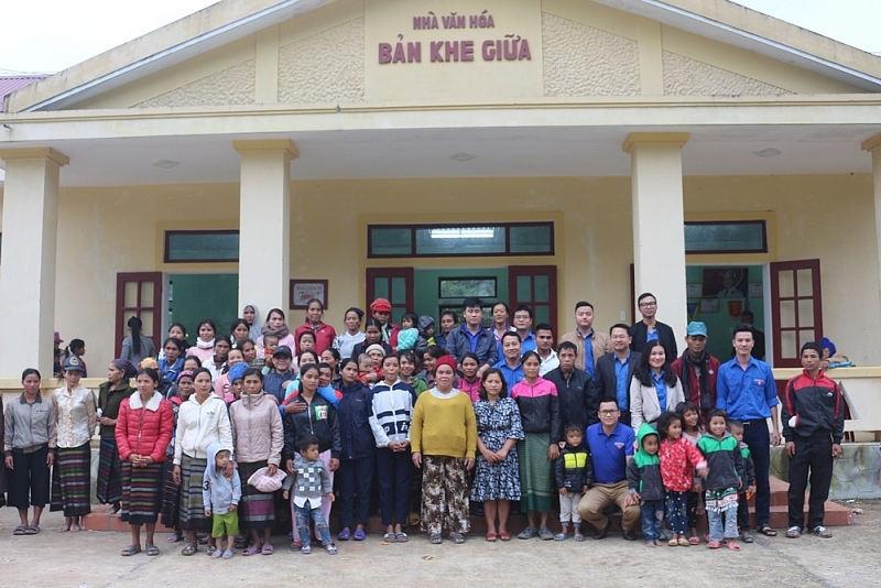 doan thanh nien nganh xay dung tang qua cho nguoi dan vung lu quang binh