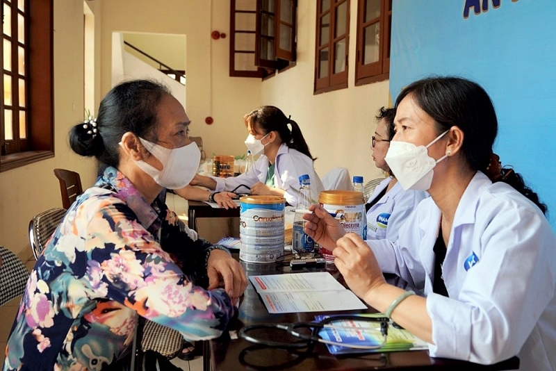 vinamilk dong hanh cung nguoi cao tuoi hai phong lan toa thong diep song khoe song thanh xuan